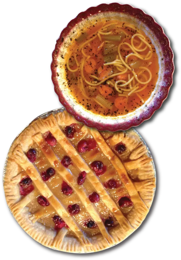 Bol de soupe aux légumes et aux nouilles posé sur une tarte à croisillons